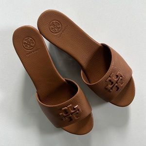 Tory Burch, camel colored, neutral, size 8 platformed open toe shoes.